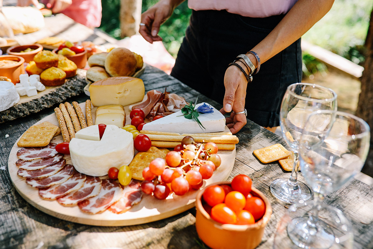 Here's How To Make A Charcuterie Board For $30 With Aldi Ingredients 1 Here's How To Make A Charcuterie Board For $30 With Aldi Ingredients