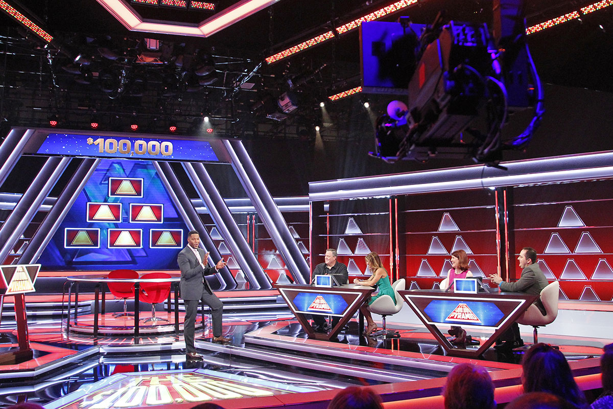 Michael Strahan hosts a new version of the classic game show, THE $100,000 PYRAMID, which will air in primetime on the ABC Television Network. Billy Gardell and Kate Flannery compete with contestants Leslie Swan and Chris Scapellati.