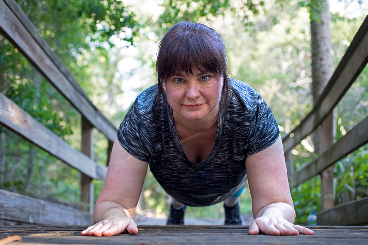 A woman does planks