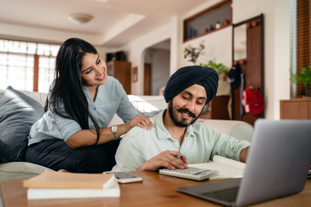 Couple applying the 70/20/10 budget rule to manage their income